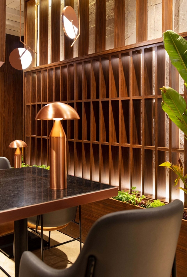 séparateur minimaliste meubles design luminaires rose doré