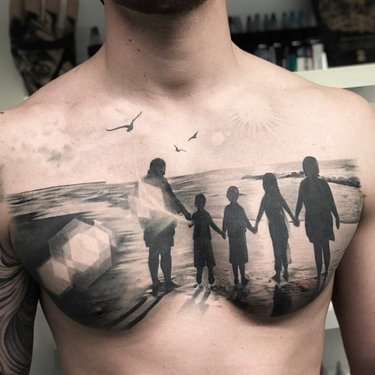 tatouage famille poitrine homme dessin avec membres famille