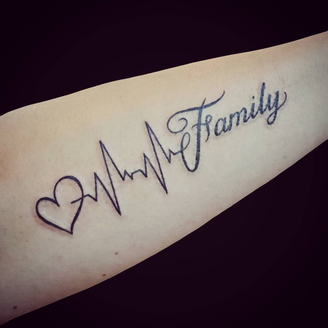 tatouage phrase famille bras