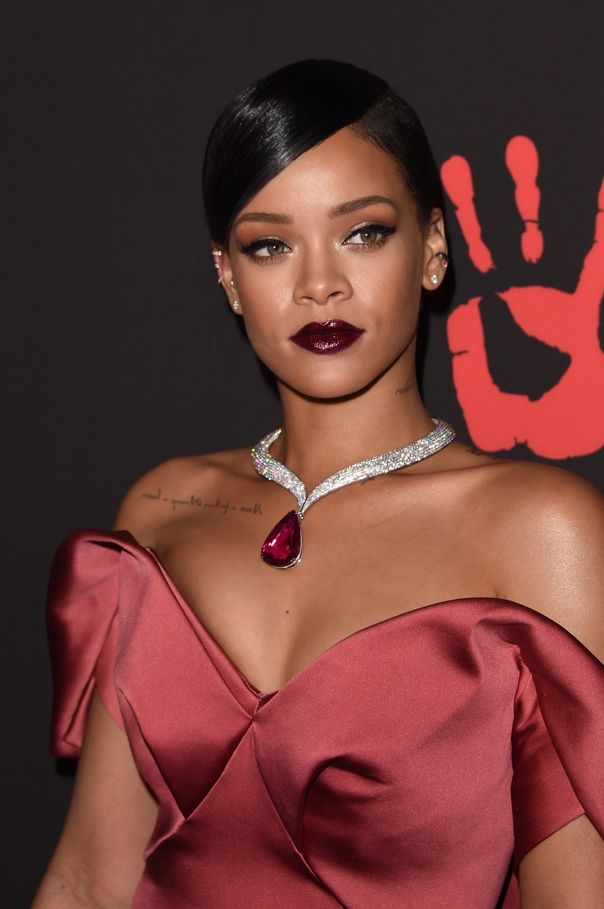 tatouage clavicule femme Rihanna modèles discrets originaux