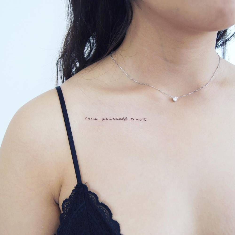 tatouage clavicule femme phrase discret tendance micro tatouages