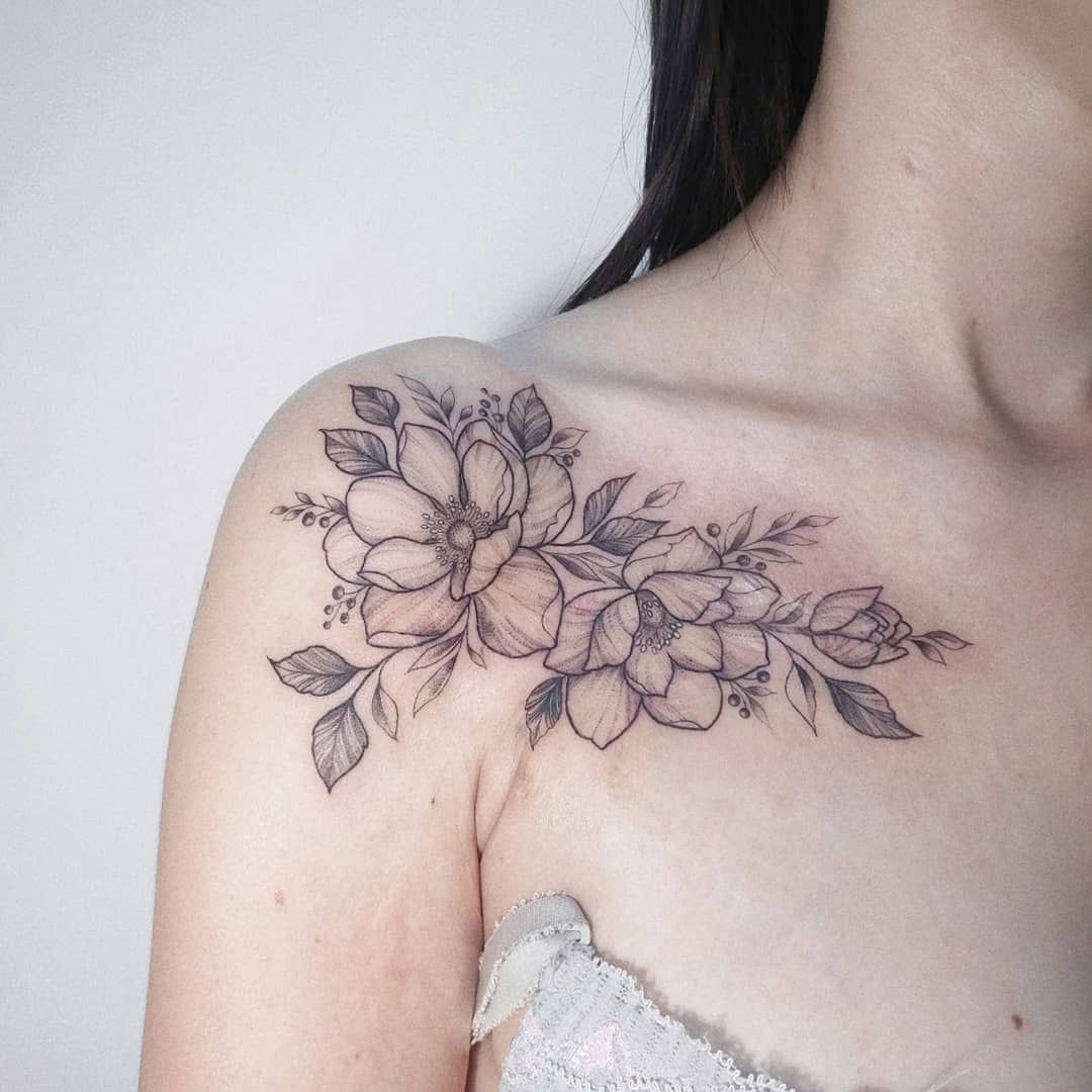 tatouage clavicule femme rose imposante
