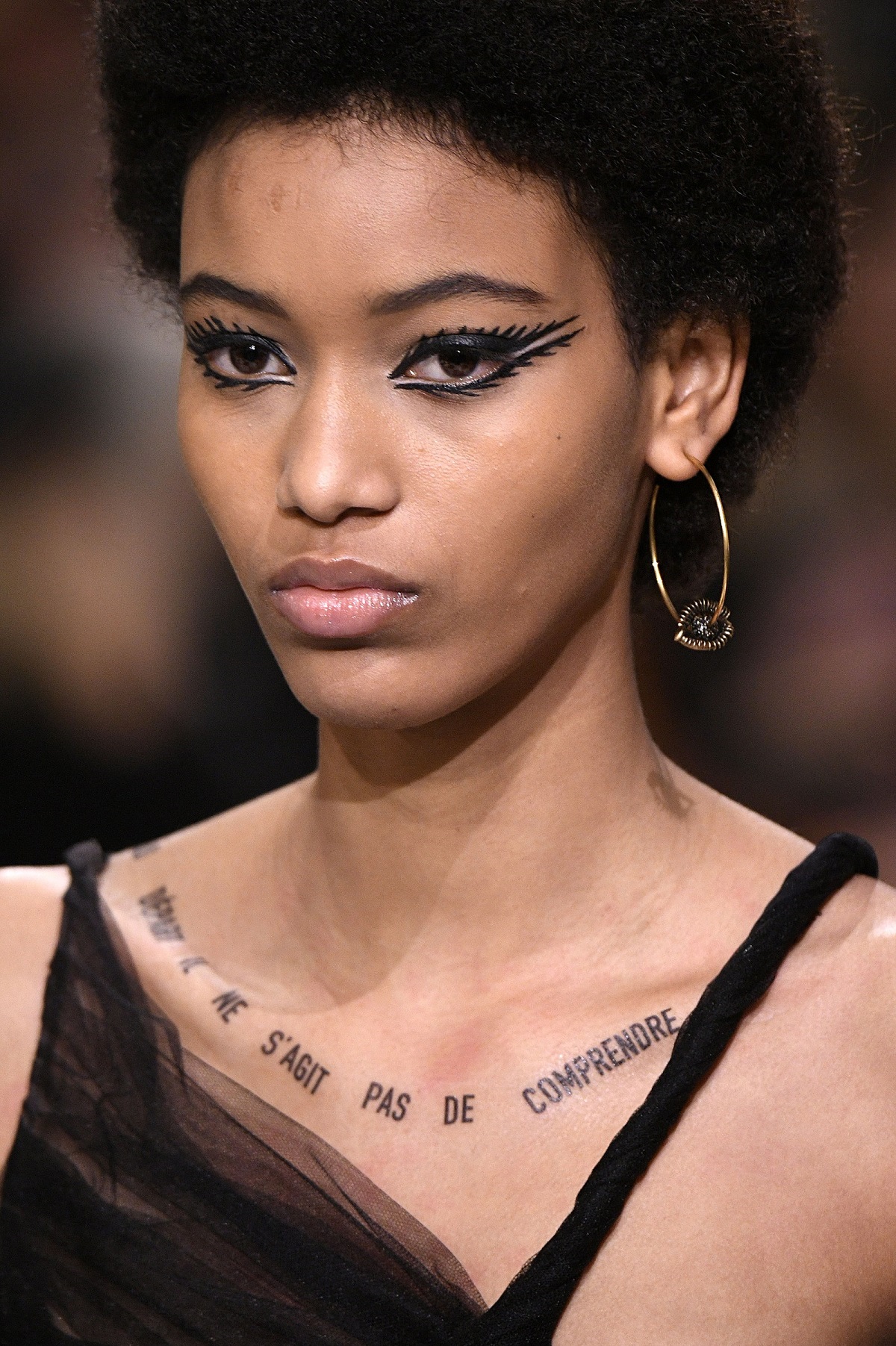 tatouage clavicule femme écriture top modèles discrets copier mannequin runway