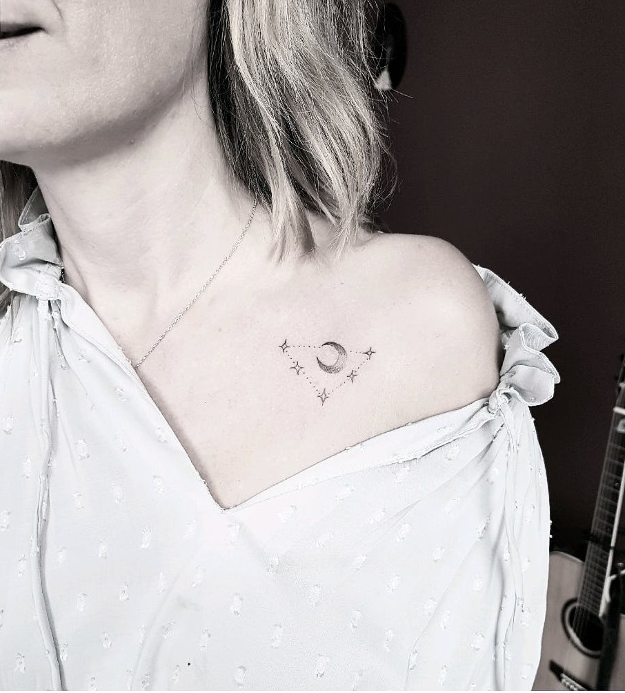 tatouage clavicule motif lune femme