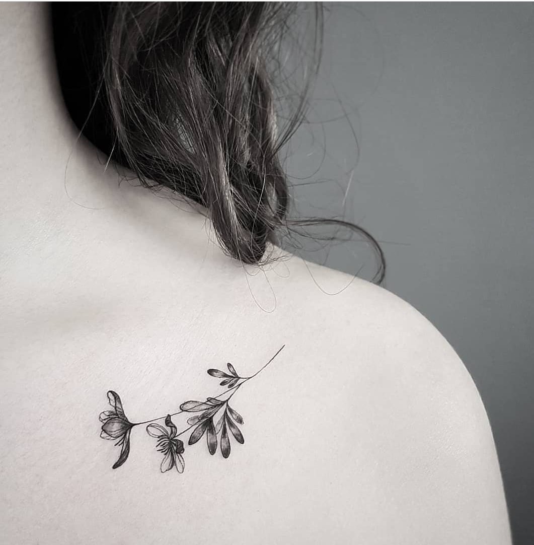 tatouage clavicule pour femme fleurs modèle discret tendance mini tattoos