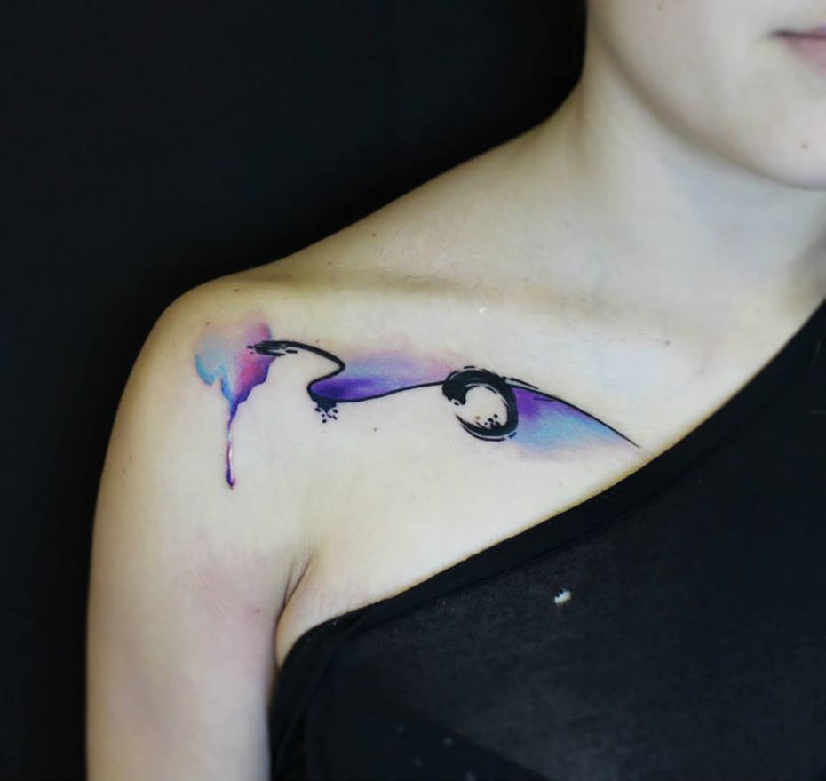 tatouage coloré clavicule femme design original