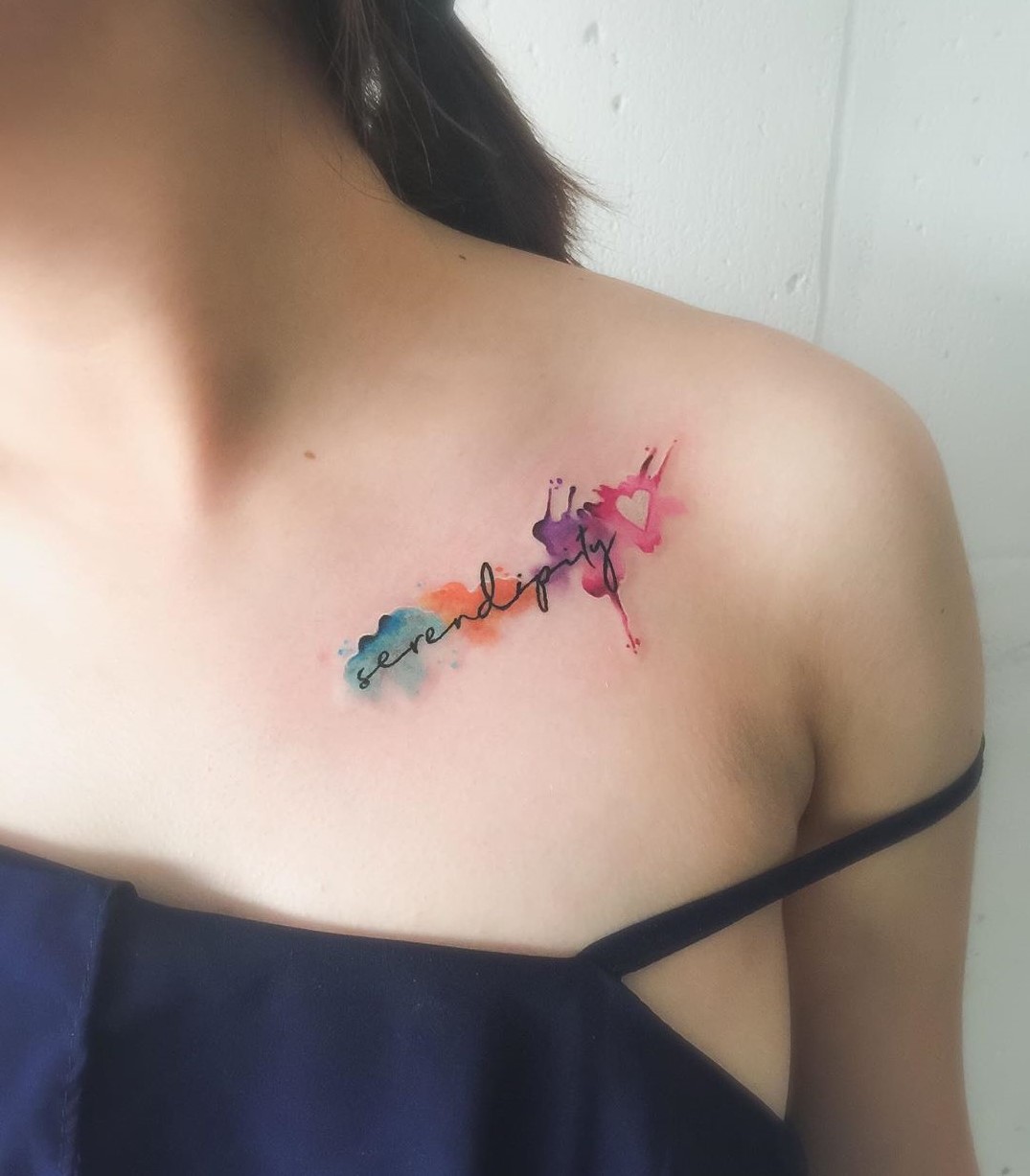 tatouage coloré clavicule femme