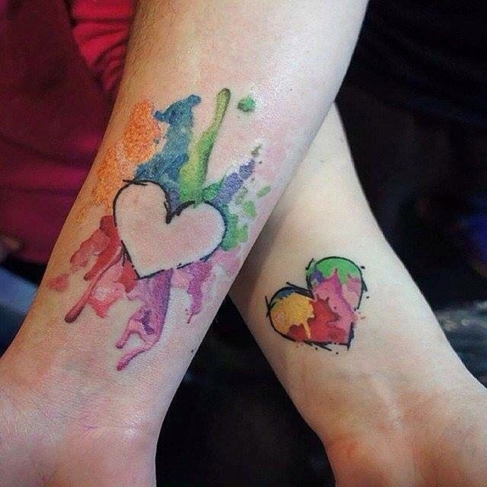 tatouage coloré cœur pour couple idées tattoos complémentaires