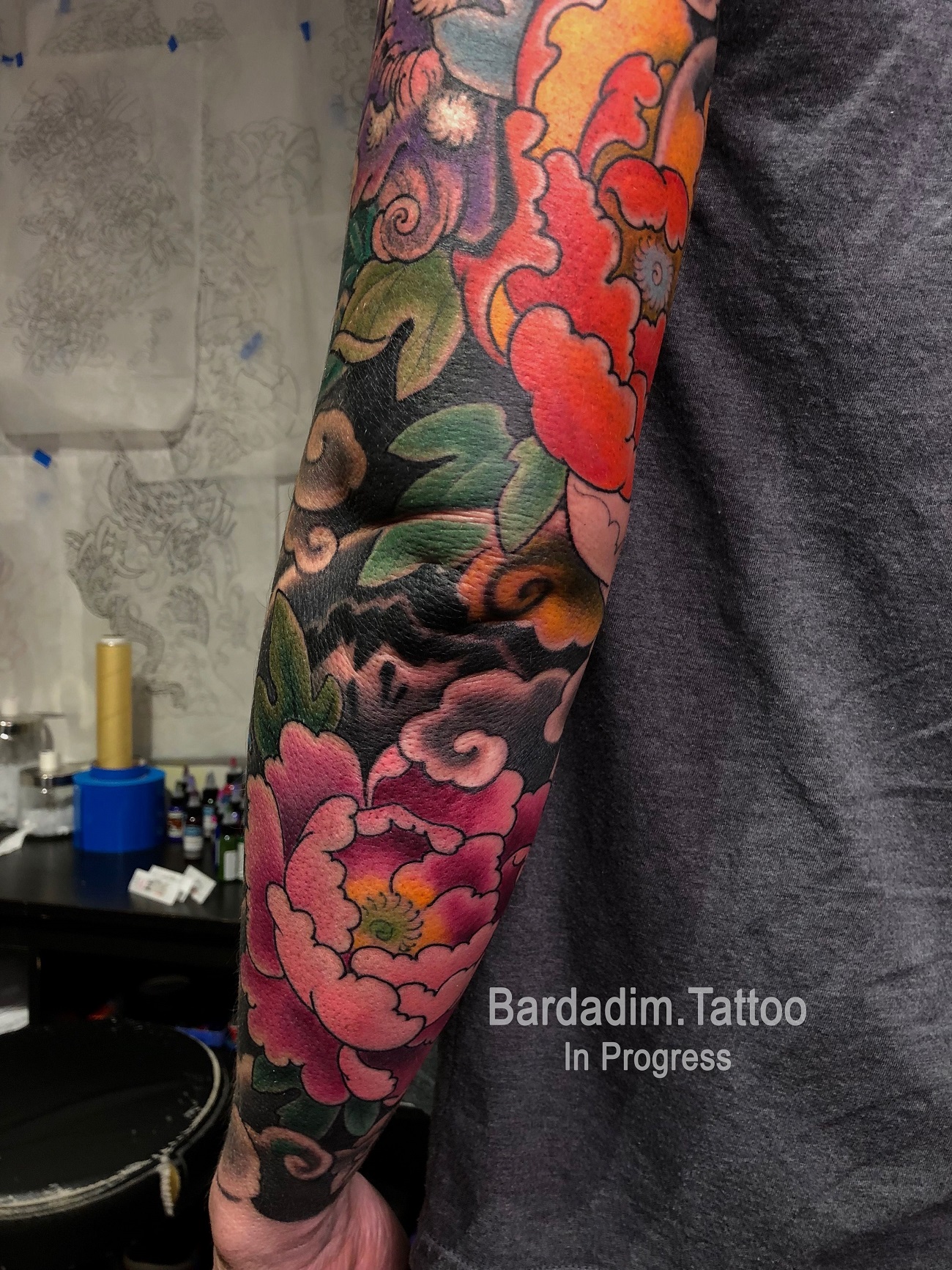 tatouage coloré d'inspiration japonaise fleurs inkage manchette