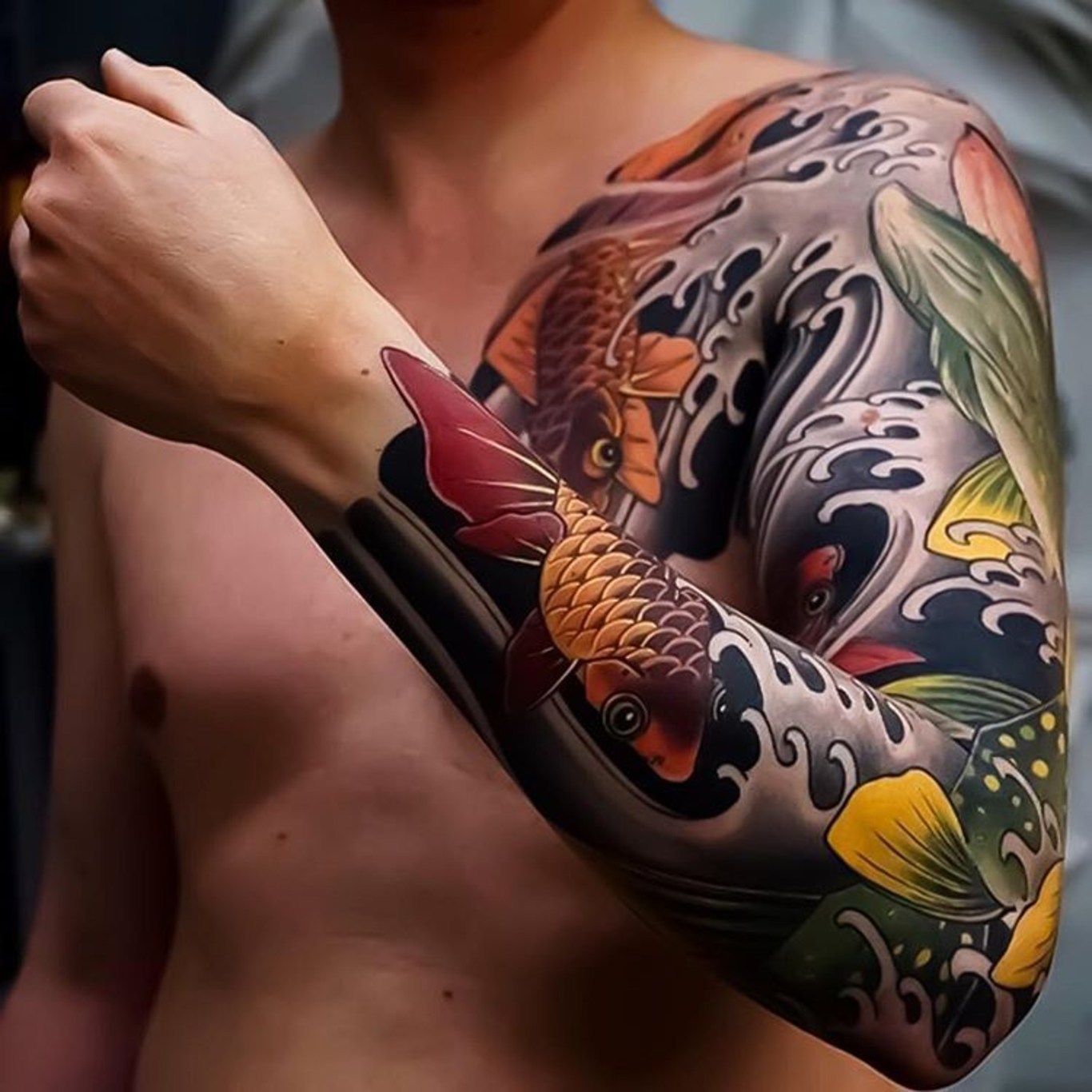 tatouage d'inspiration japonaise manchette inkage coloré