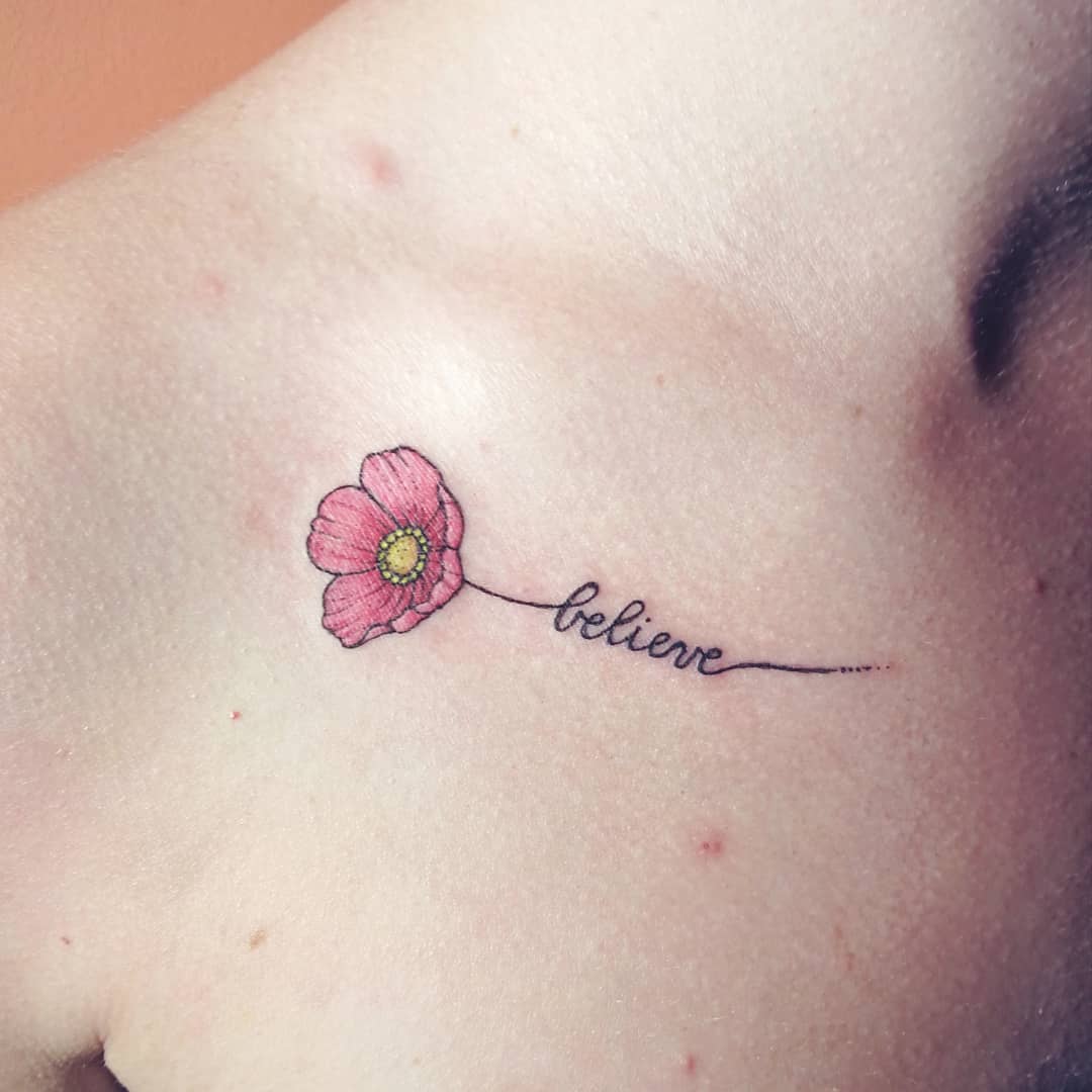 tatouage discret femme clavicule phrase fleur