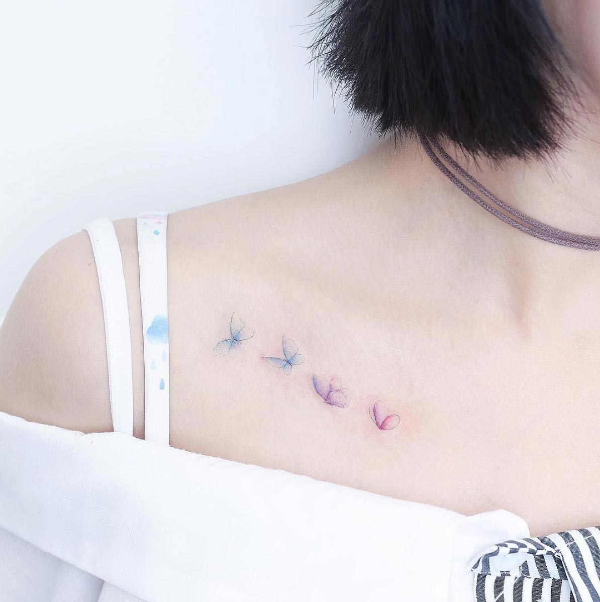 tatouage doux femme clavicule design coloré transparent