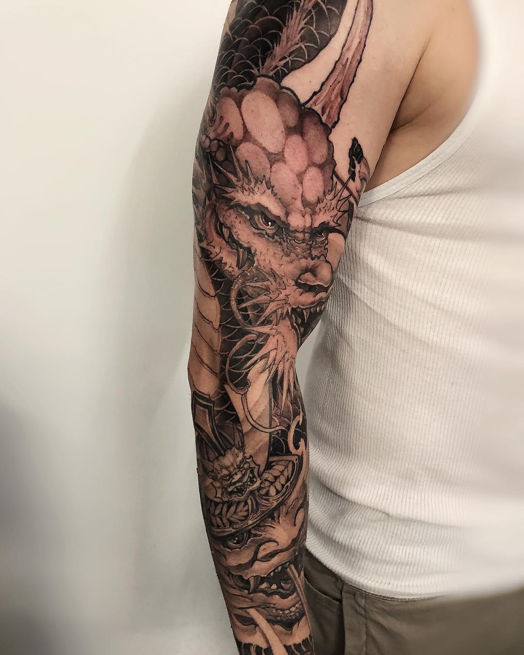 tatouage dragon japonais bras homme motif populaire