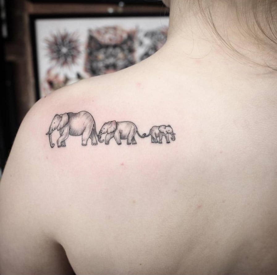 tatouage famille éléphant signification modèle dos femme
