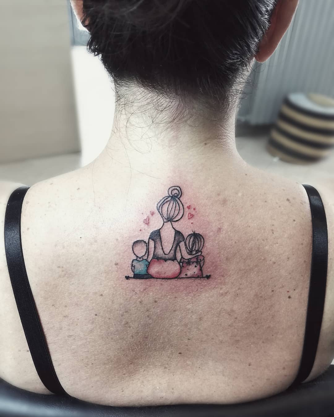 tatouage famille dessin nuque femme