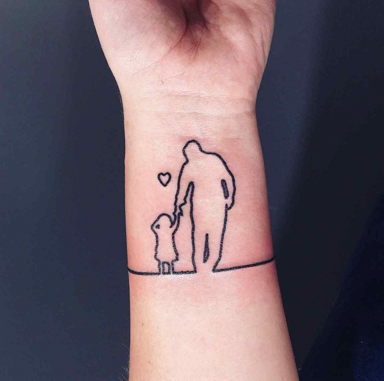 tatouage famille minimaliste poignet père petite fille