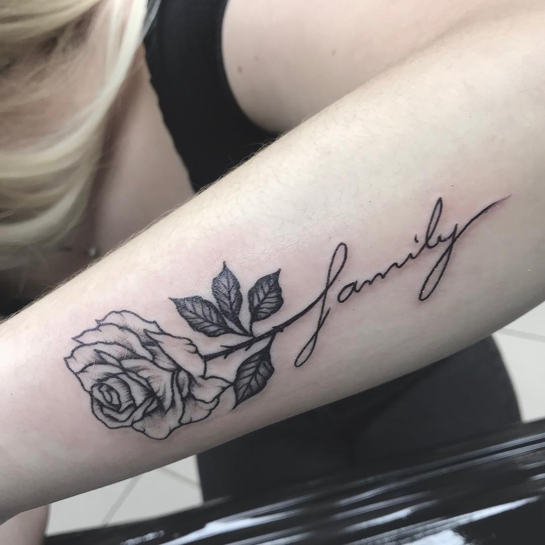 tatouage famille signification tattoo familial rose avec écriture