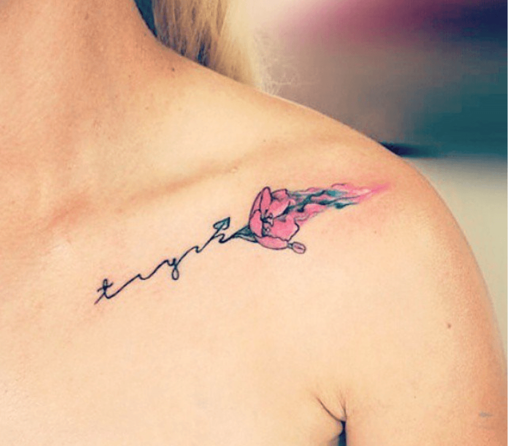 tatouage femme clavicule fleur avec phrase