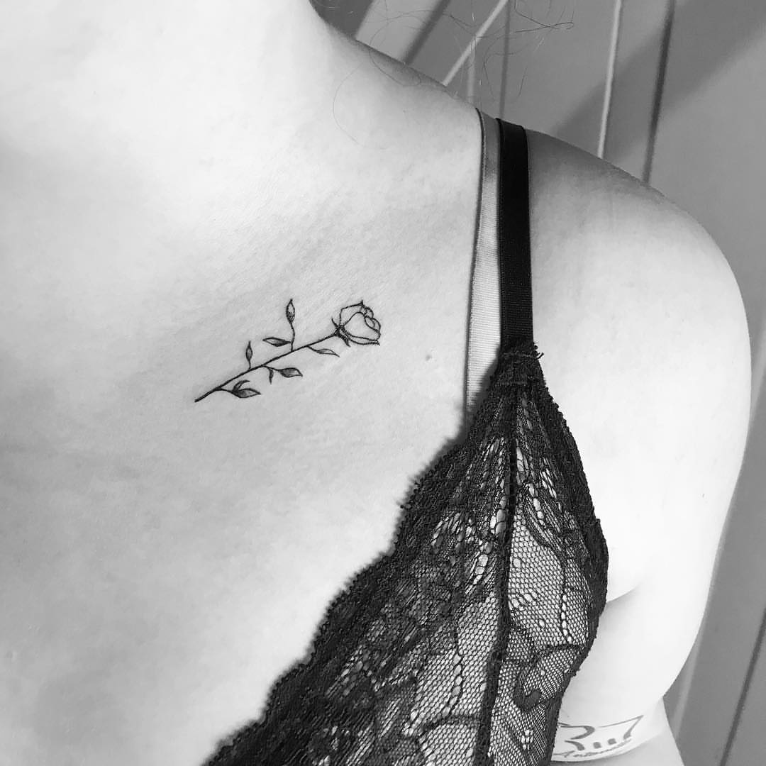 tatouage femme clavicule petite rose graphique