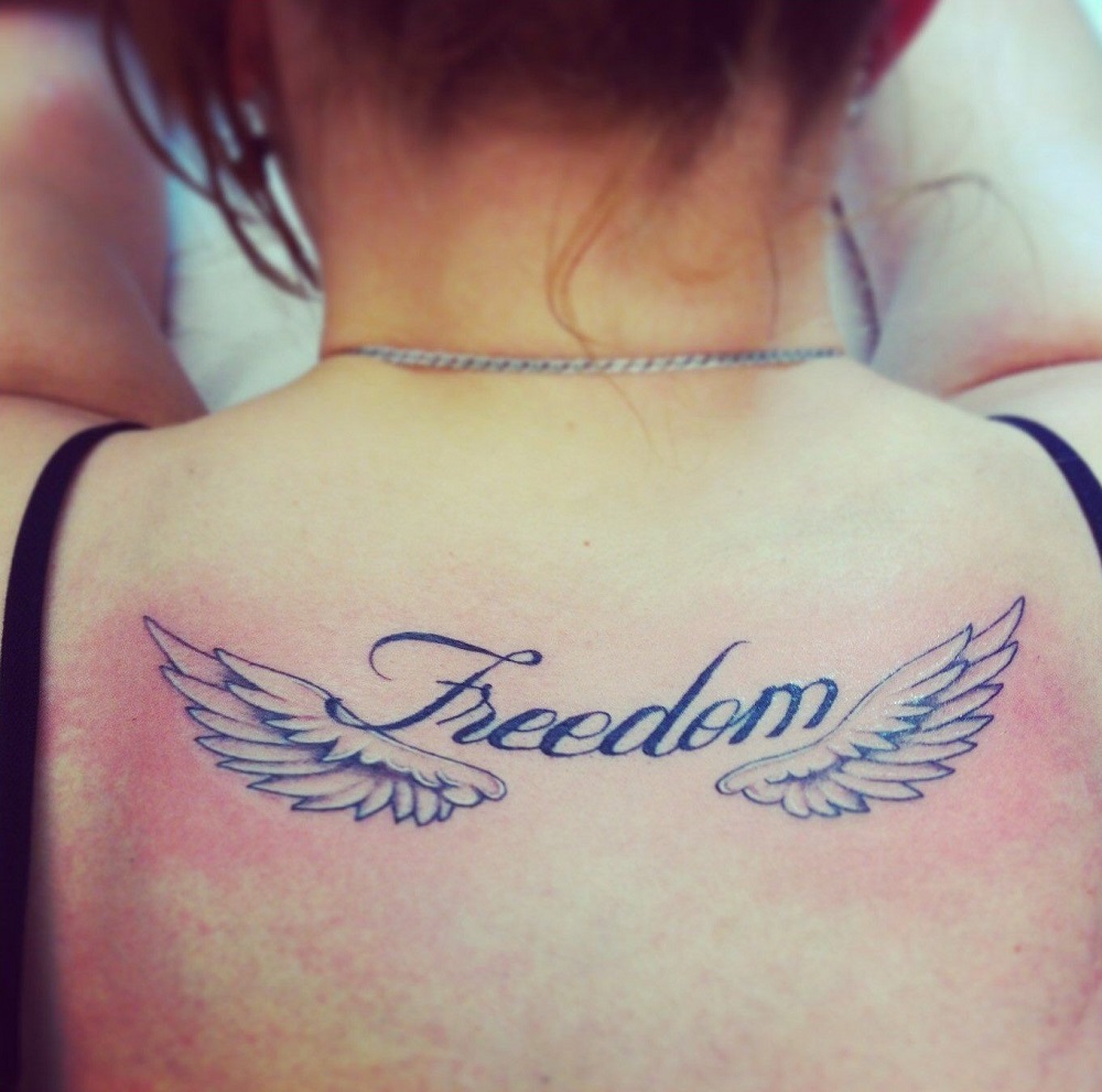 tatouage freedom original dos femme