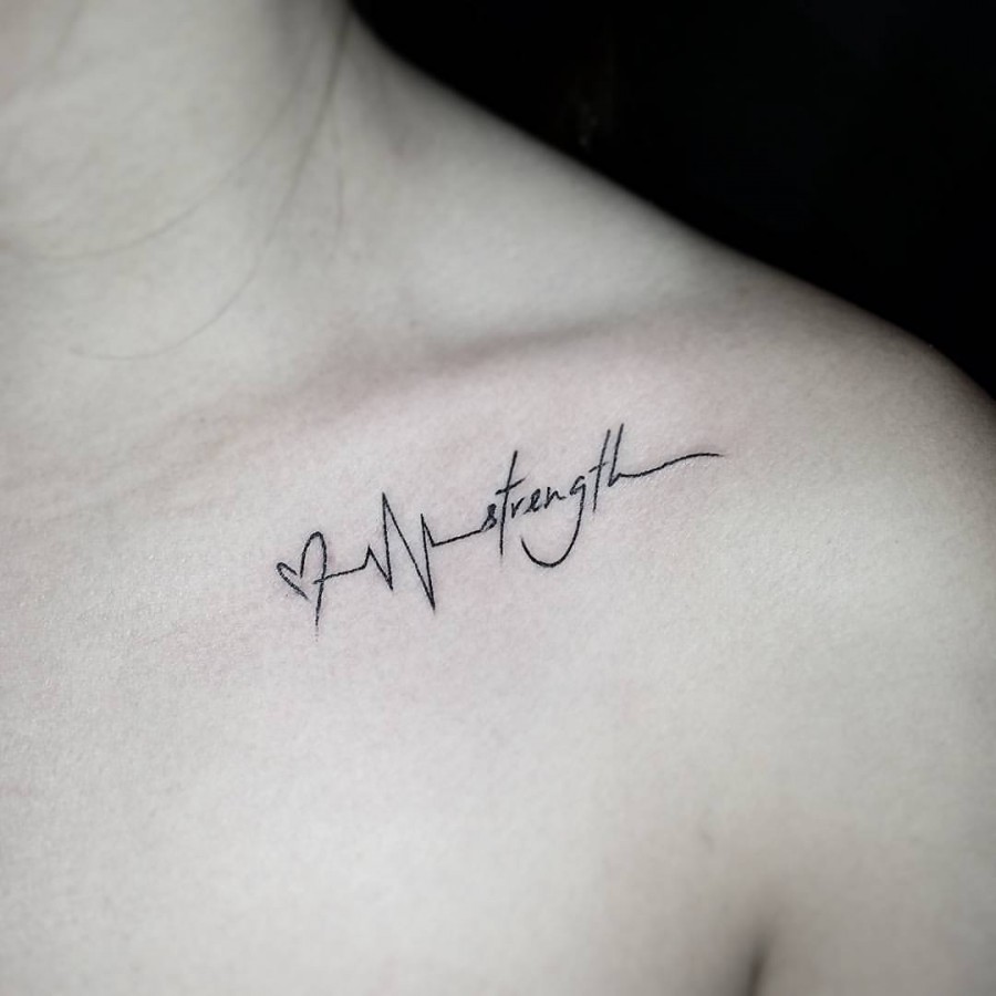 tatouage graphique clavicule femme style minimaliste