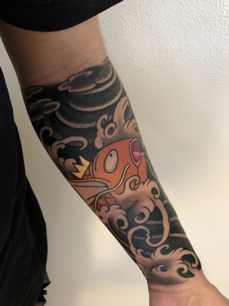 tatouage japonais avant bras homme poisson koï motif populaire