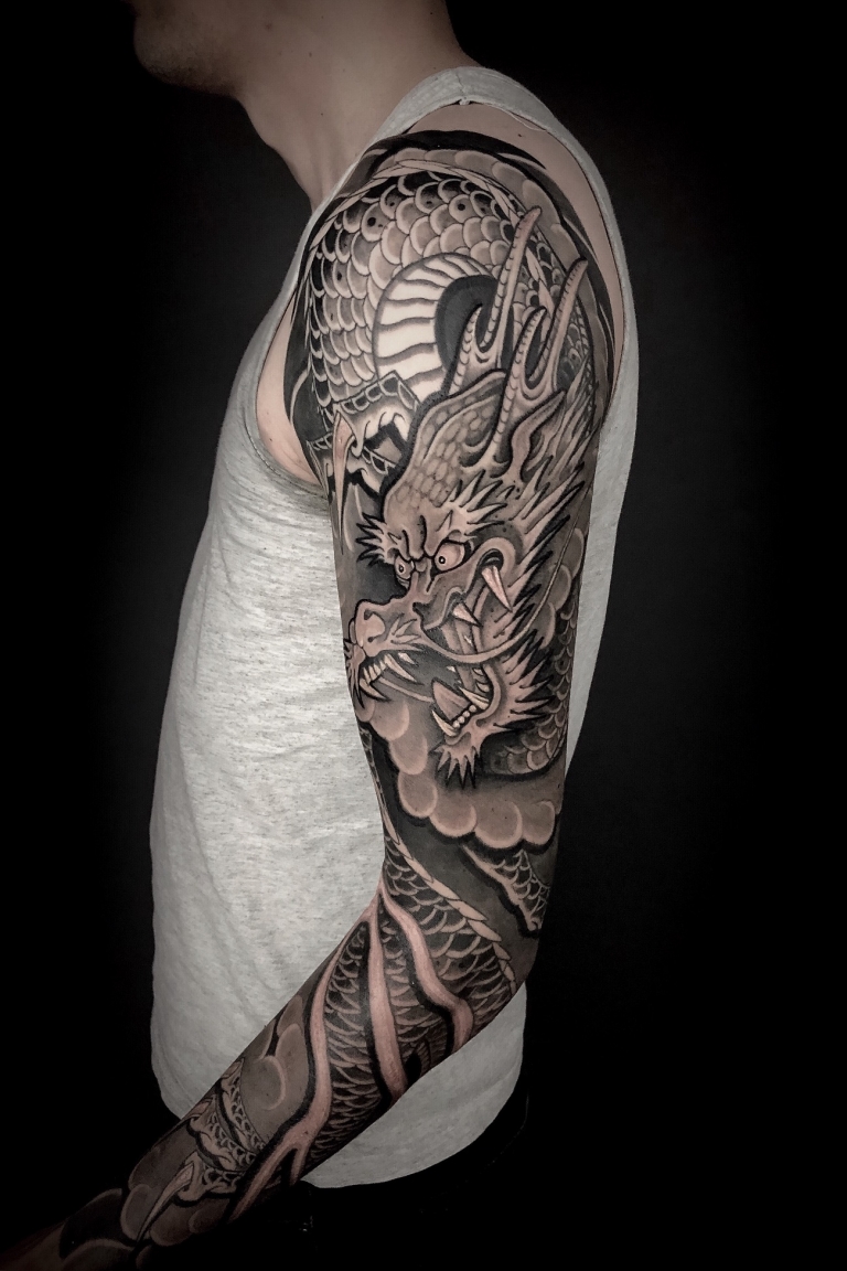 tatouage japonais bras complet inkage noir et blanc dragon motif populaire