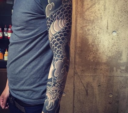 tatouage japonais bras inkage noir et blanc tattoo homme vagues et nuages