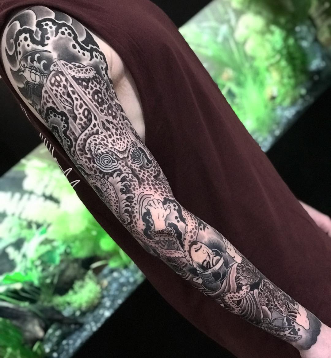 tatouage japonais bras noir et blanc manchette