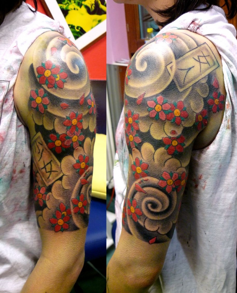 tatouage japonais demi bras fleurs