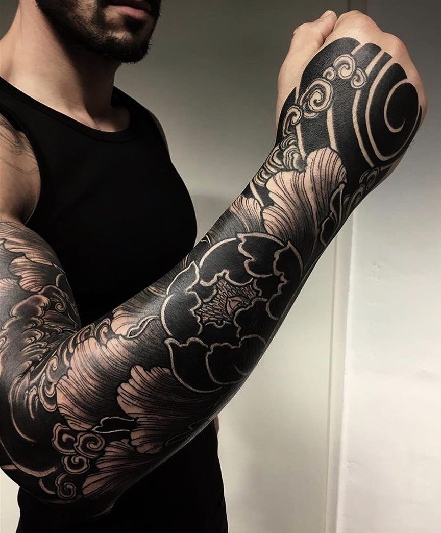 tatouage japonais sur le bras complet jusqu'à la main