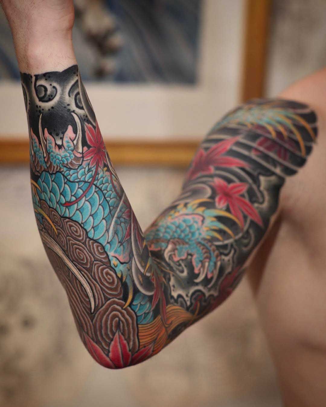 tatouage japonais sur l'ensemble de bras inkage coloré