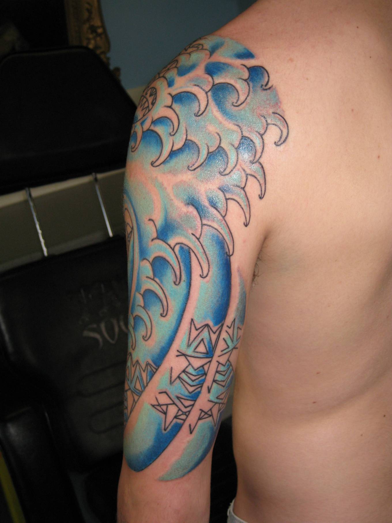 tatouage japonais vague colorée inkage bras homme
