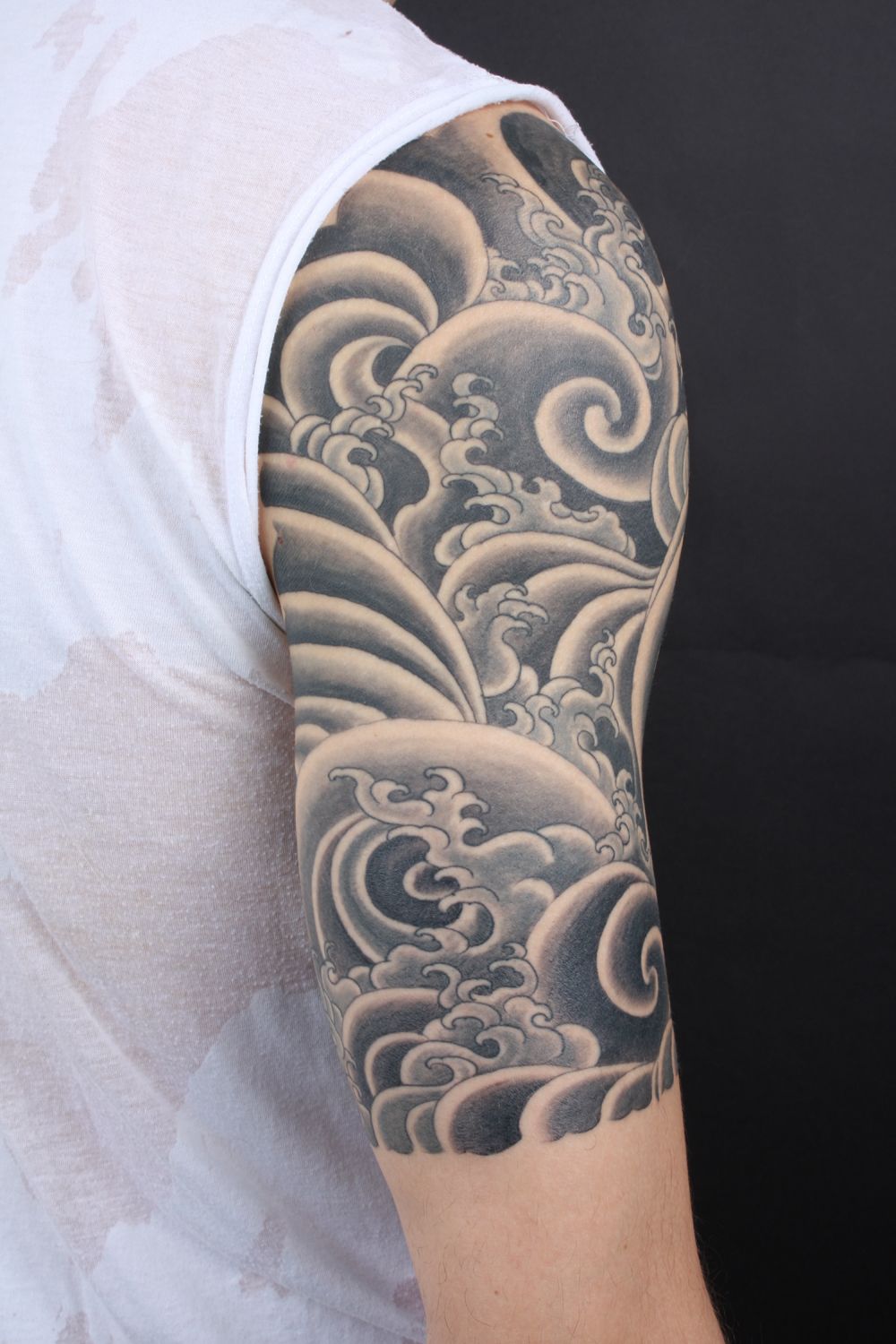 tatouage japonais vague motif populaire inkage bras homme