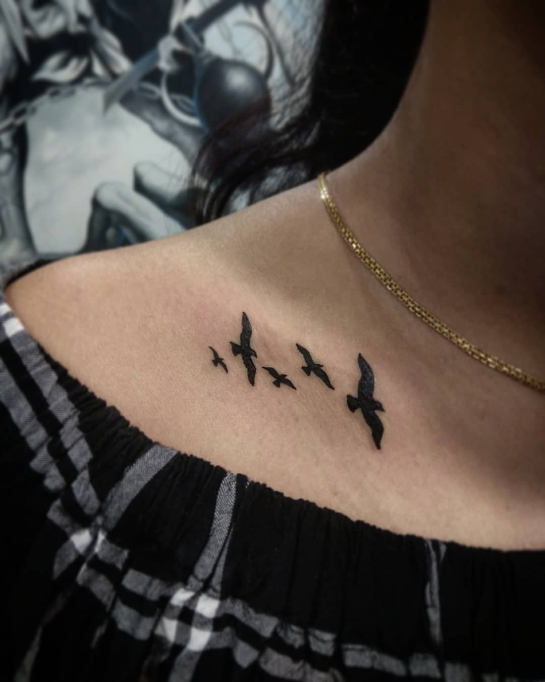 tatouage liberté femme clavicule