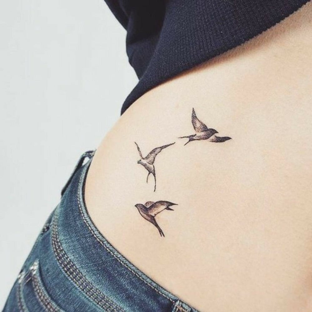 tatouage liberté plusieurs petits oiseaux