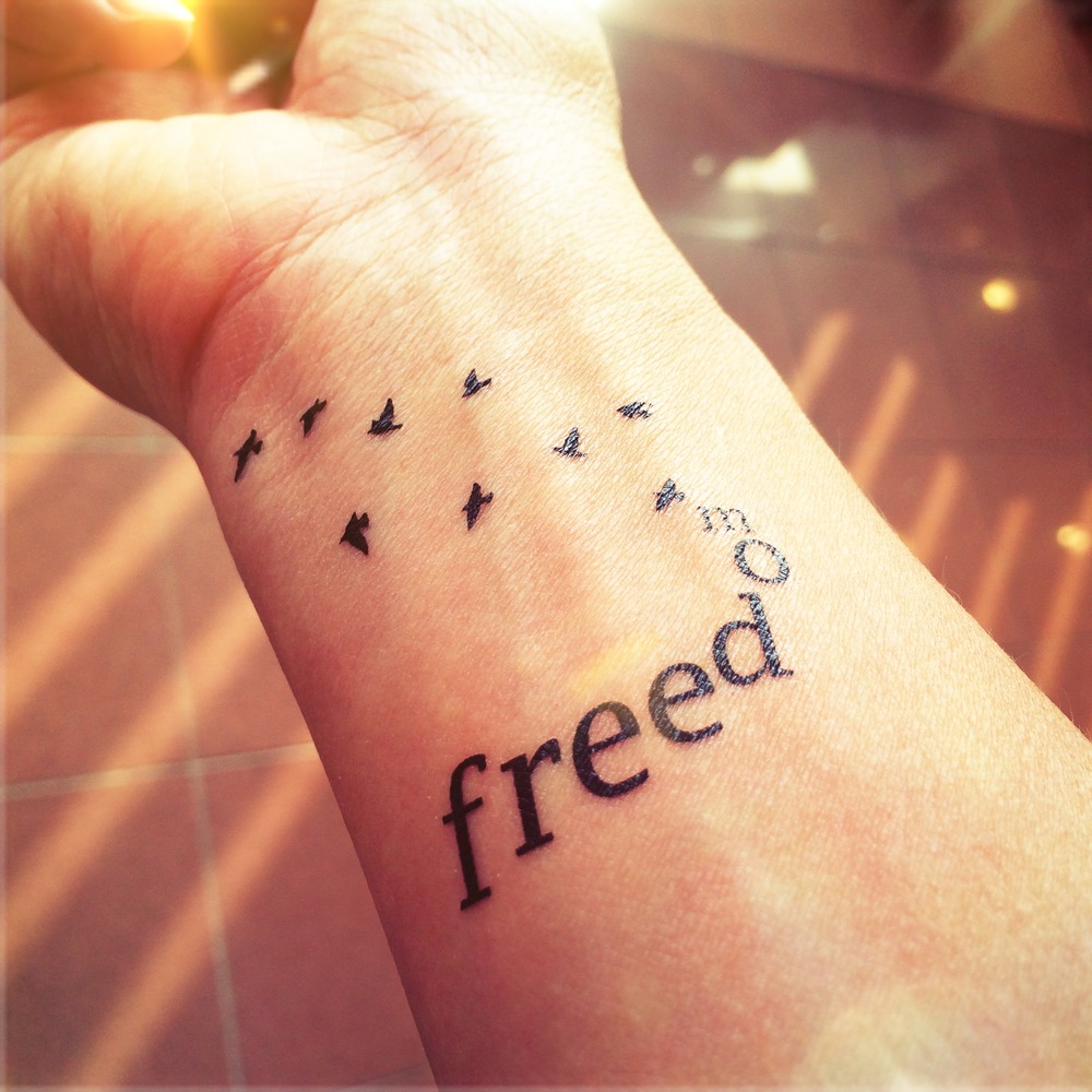 tatouage liberté écriture décoré oiseaux