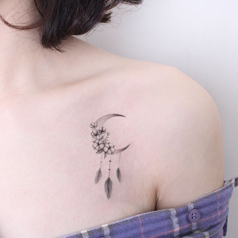 tatouage lune clavicule femme