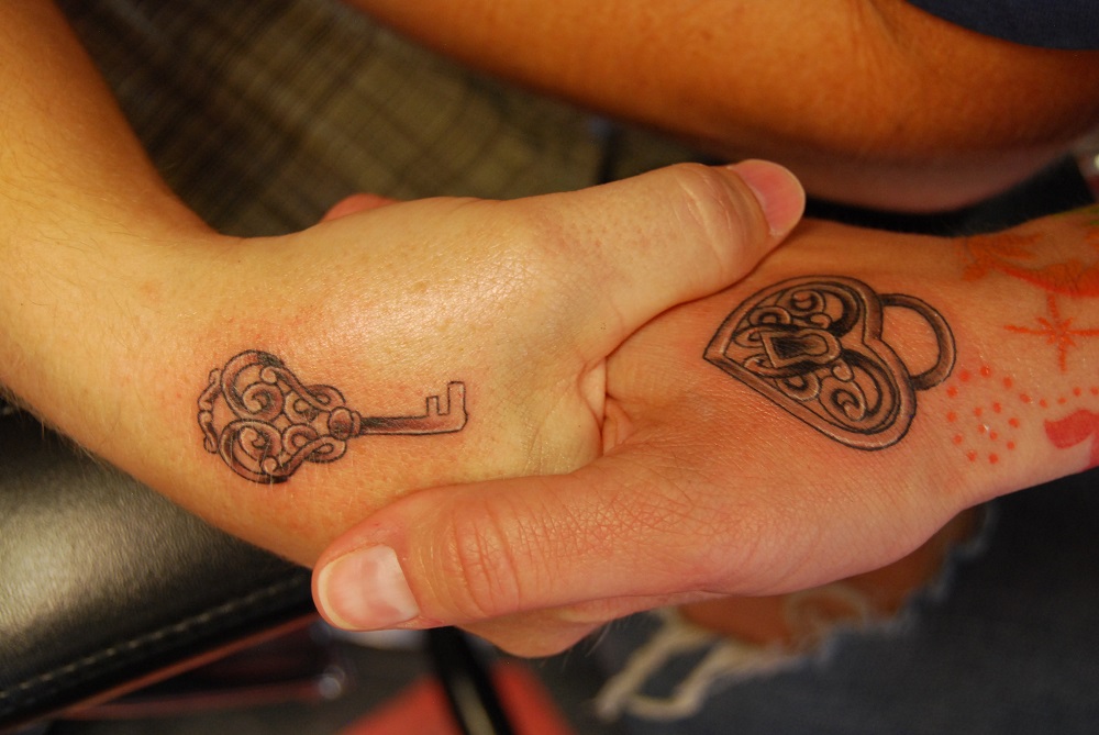 tatouage main couple noir et blanc idées tatouages complémentaires