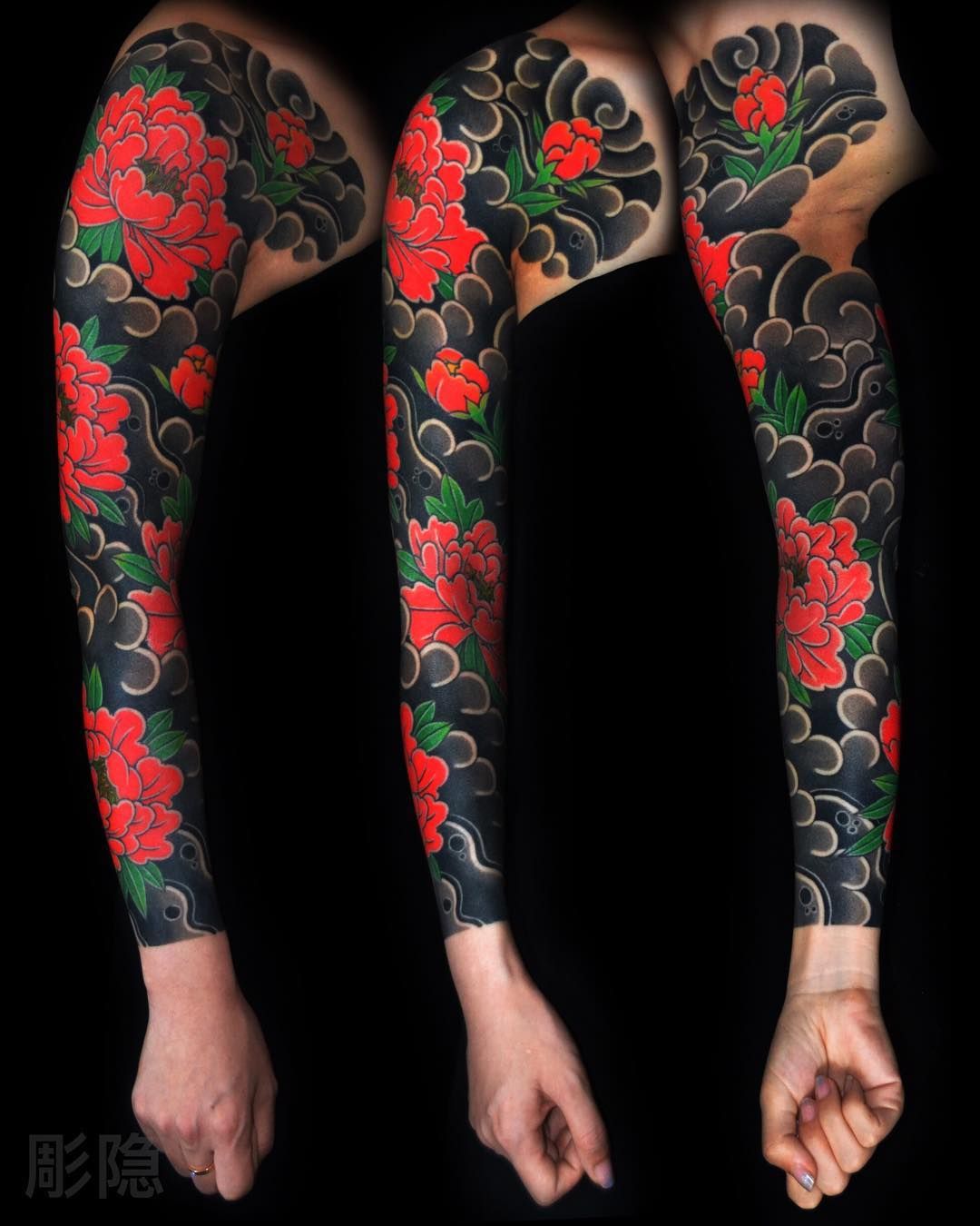 tatouage manchette idée colorée inspiration japonaise fleurs