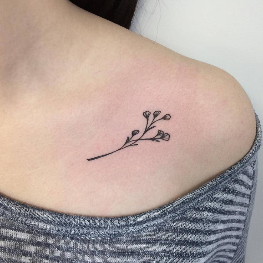 tatouage minimaliste femme clavicule fleur