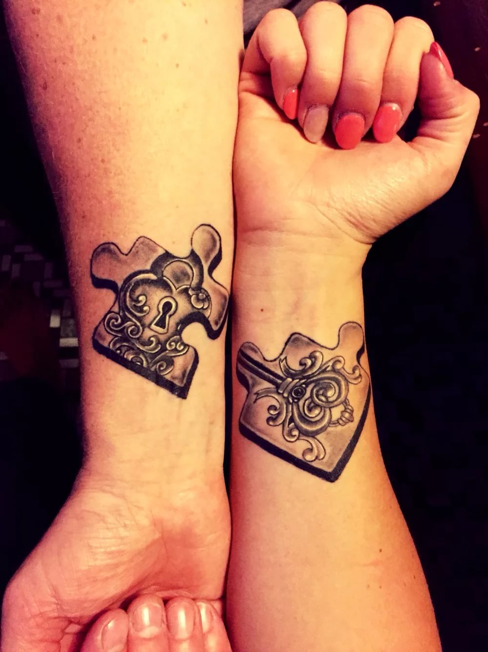tatouage puzzle avec clé main modèles pour couple
