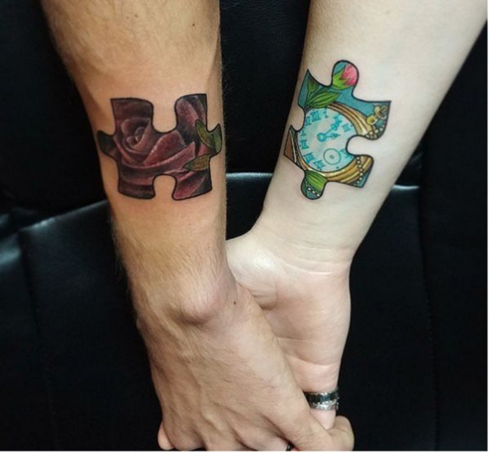 tatouage puzzle pour couple modèle coloré main