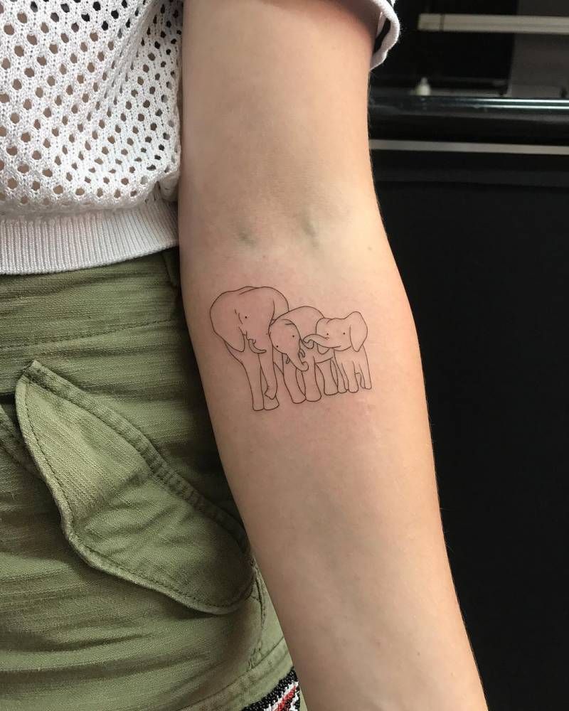 tatouage signification famille éléphants style minimaliste