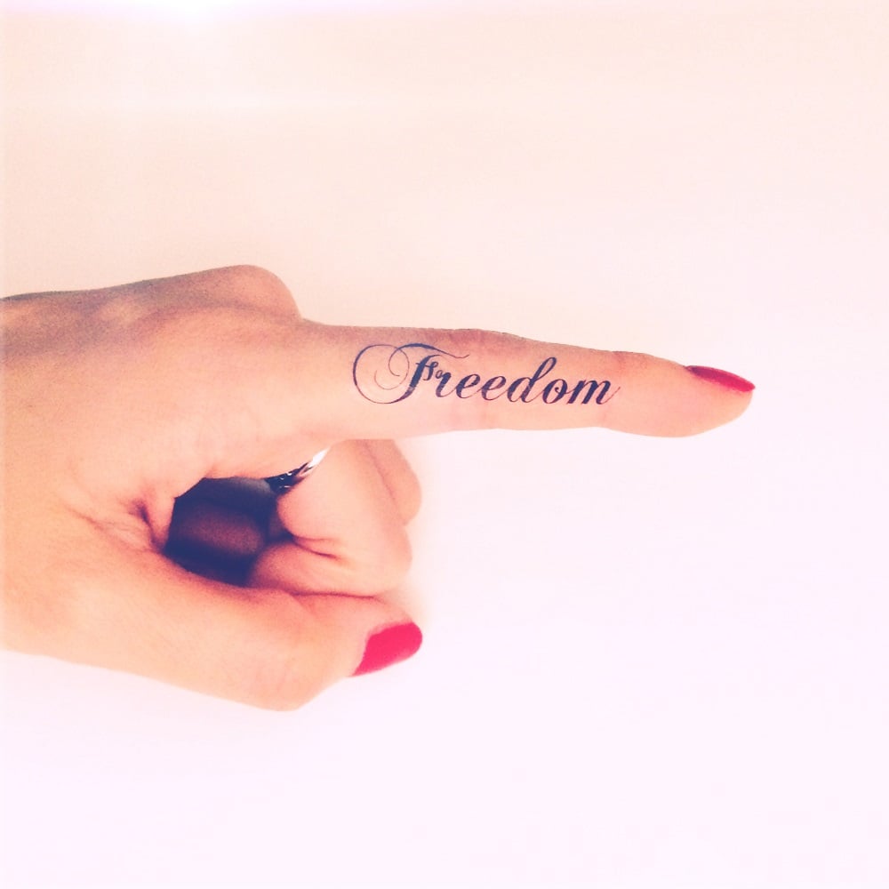 tatouage signification liberté design délicat doigt