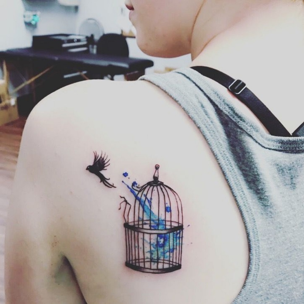 tatouage signification liberté femme oiseau en vol cage