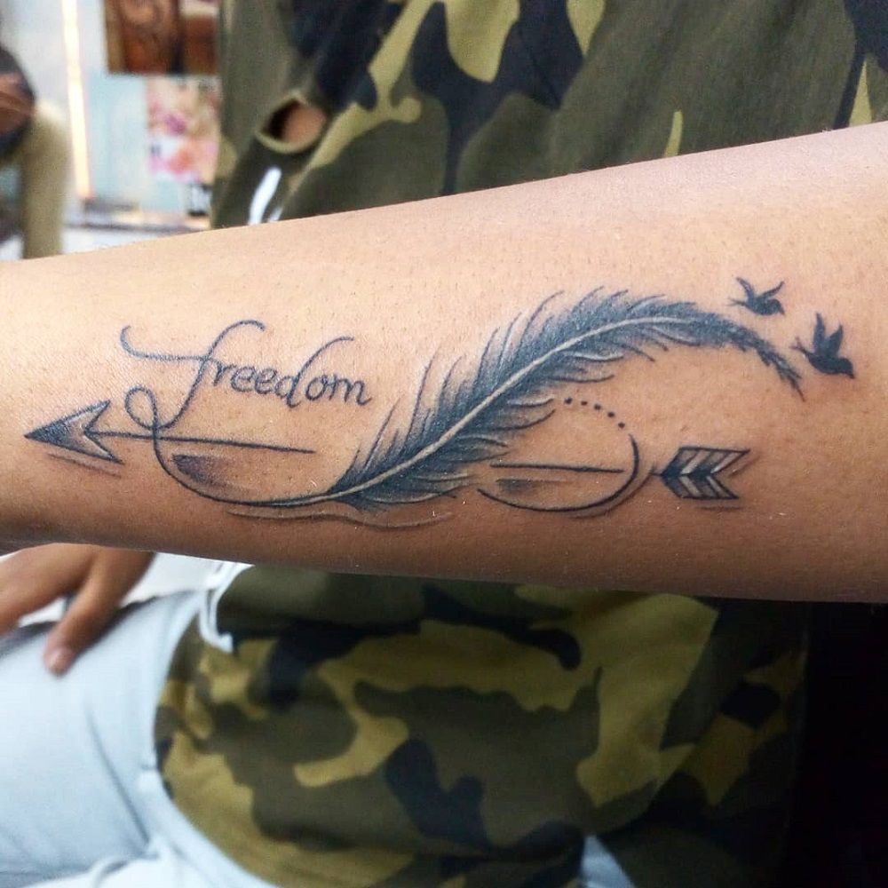 tatouage signification liberté homme modèle pour bras