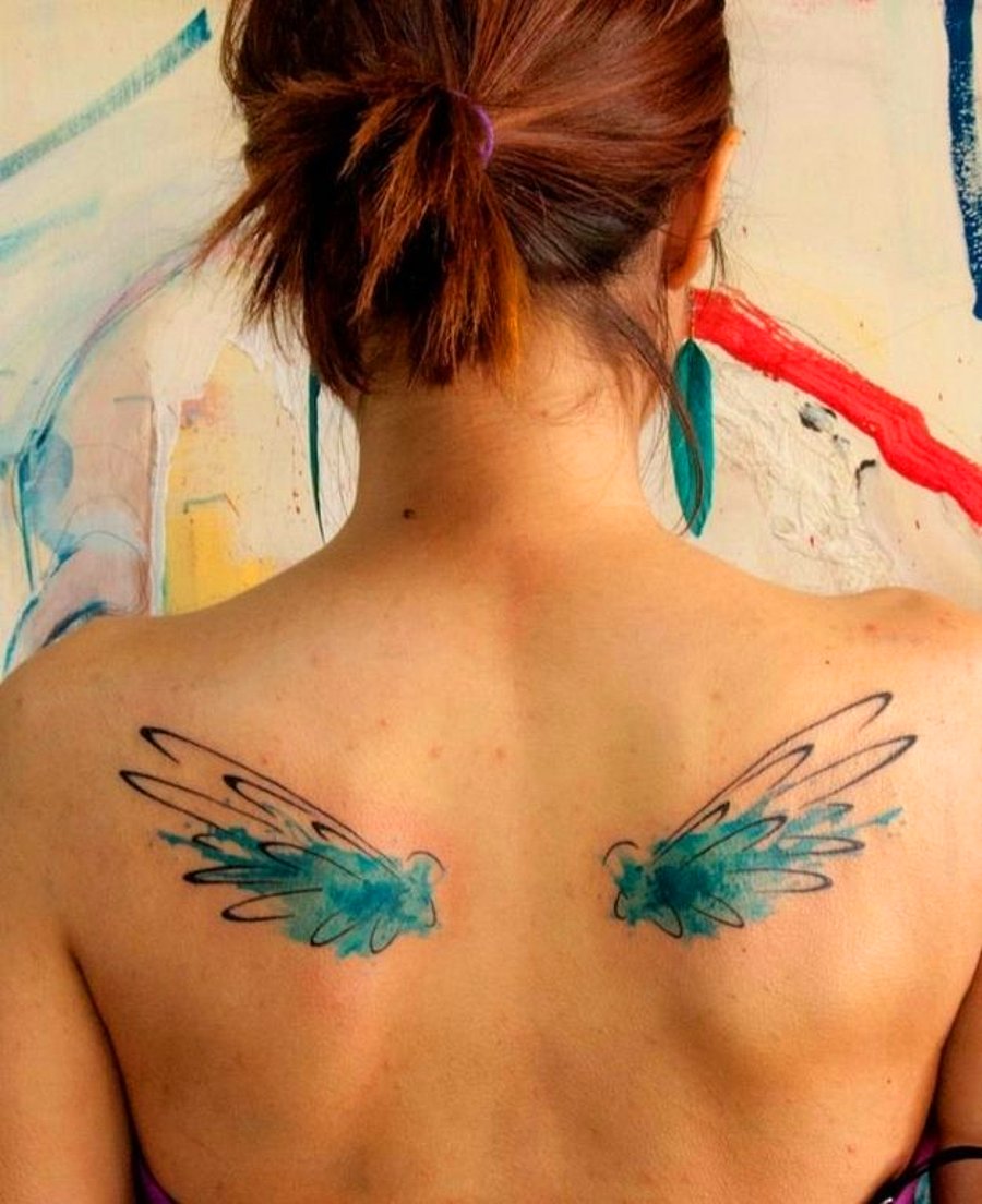 tatouage signification liberté paire d'ailles oiseau tattoo coloré dos