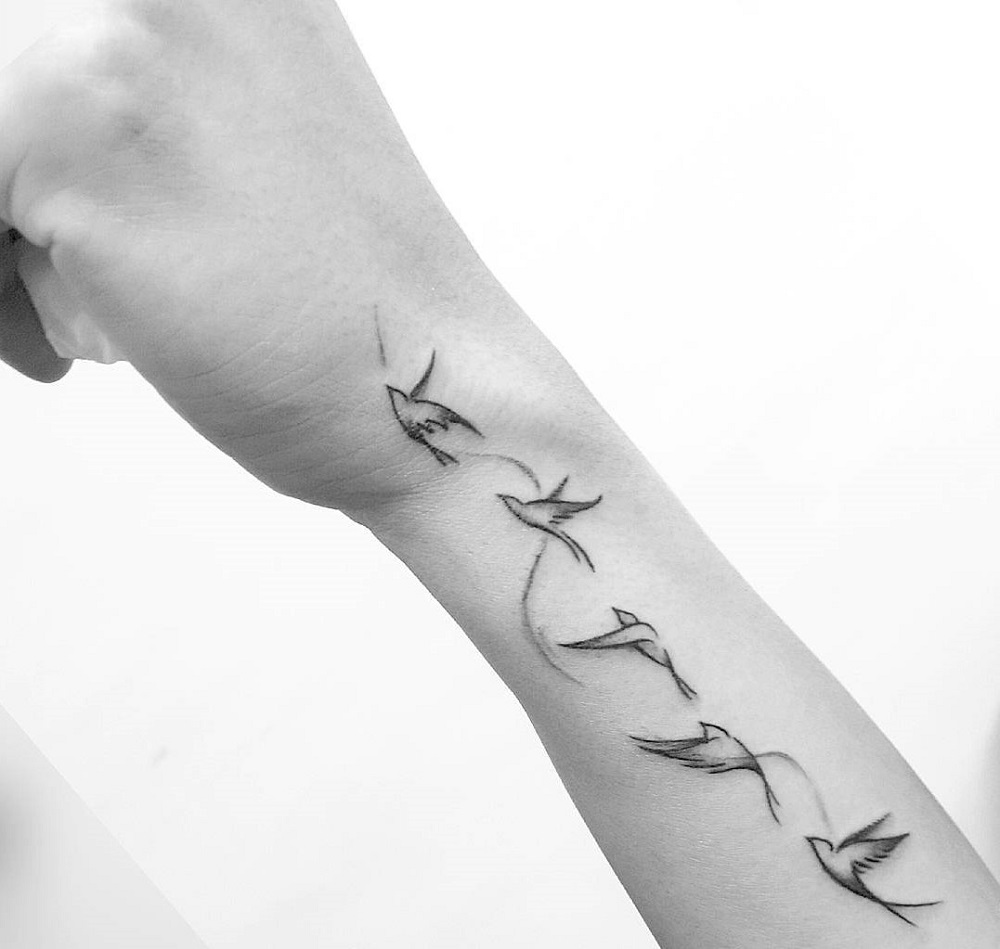 tatouage signification liberté plusieurs hirondelles bras