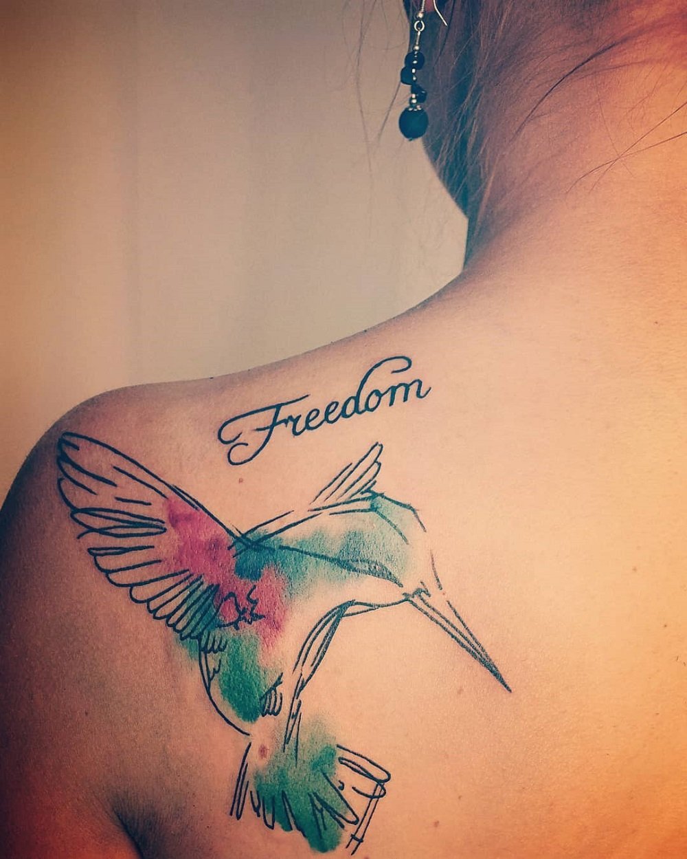 tatouage signification écriture liberté avec oiseau